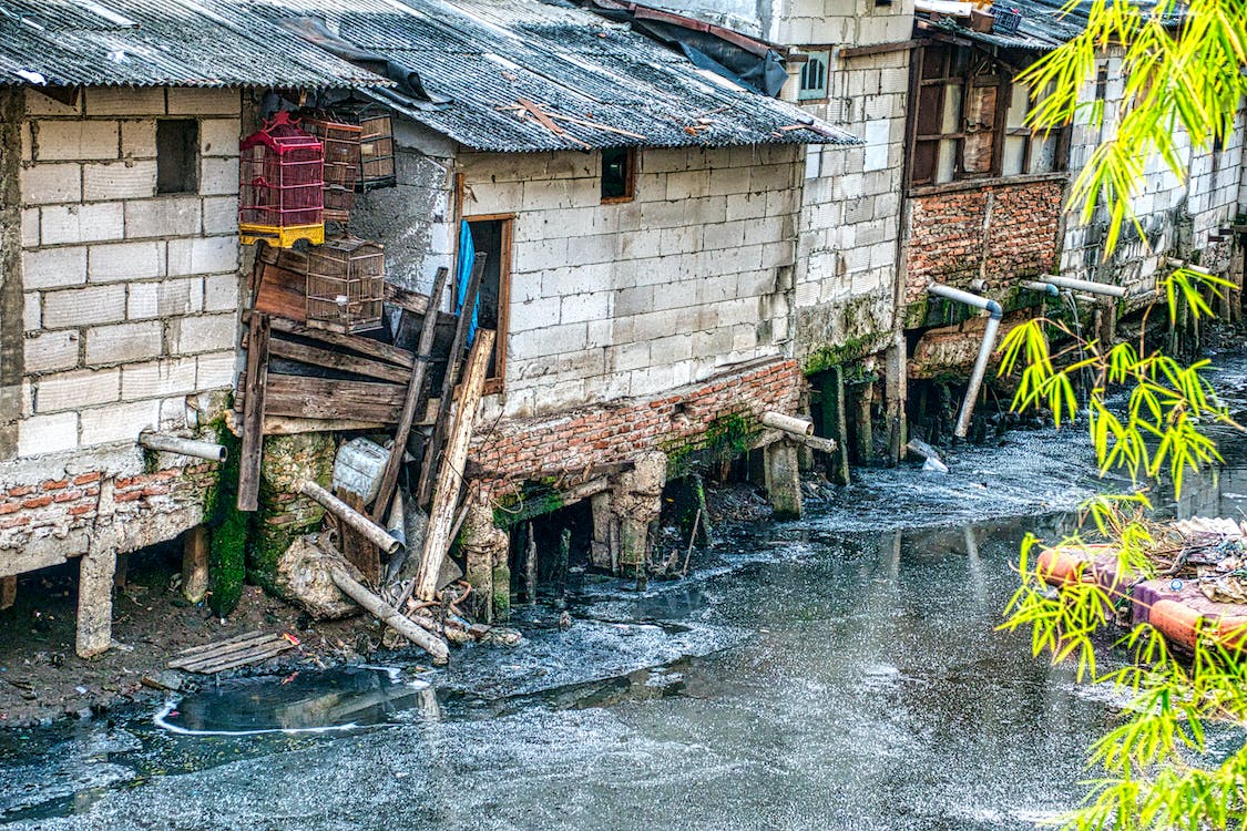 （图：河道污水污染）