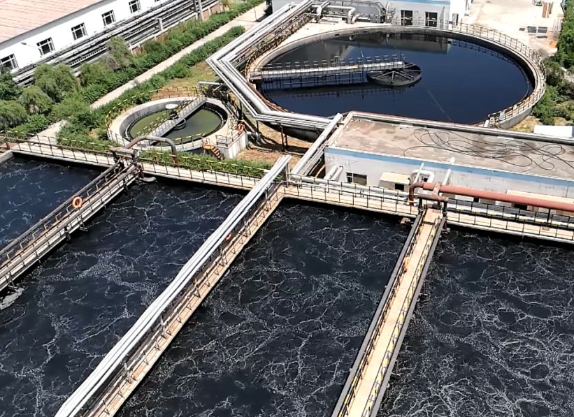 （图：废水水处理起泡场景）